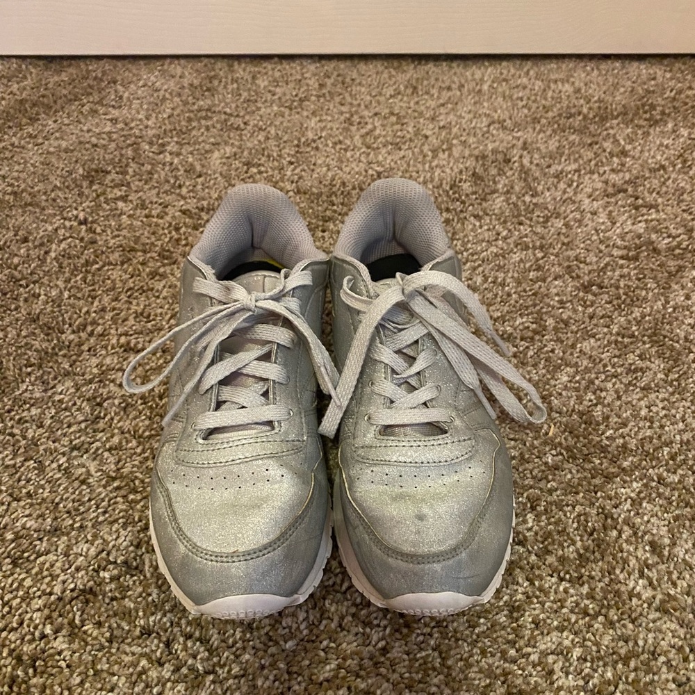 Kids Reebok Silver/Gray Glitter. Size 3Y.